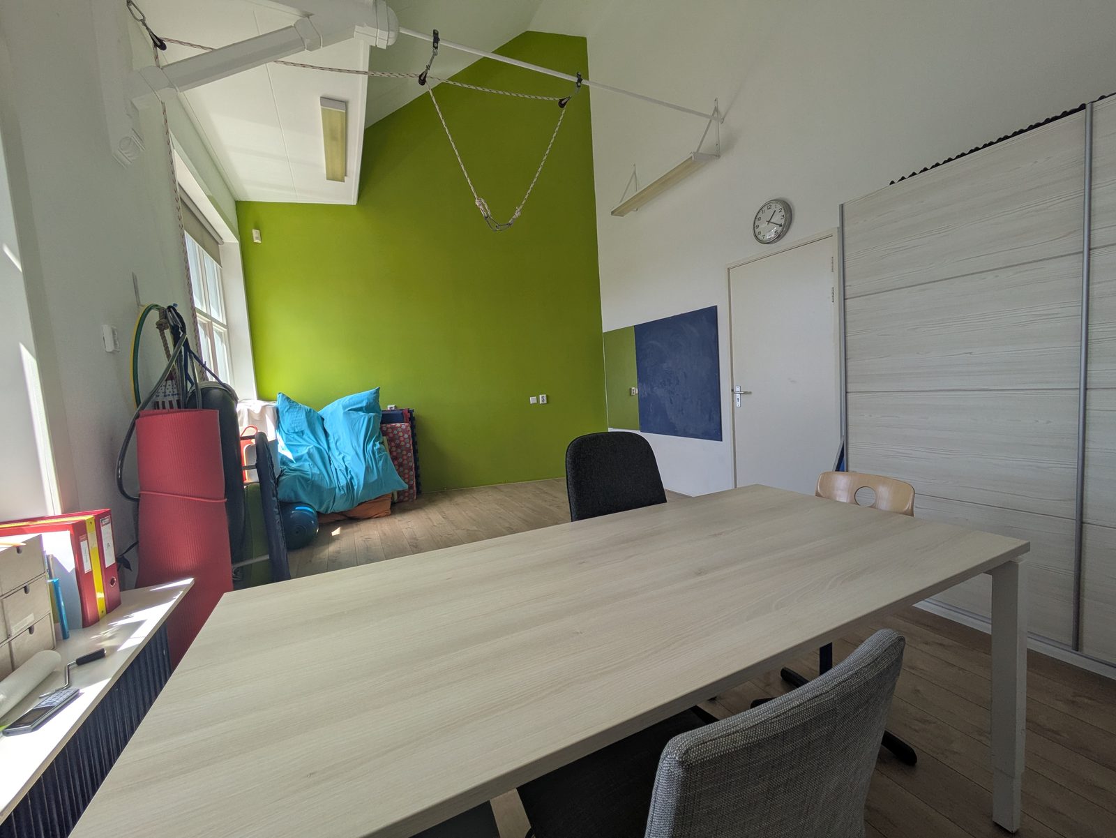 Behandelkamer met bureau en werkplek